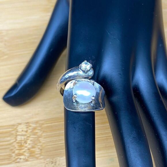 Ladies 925 silver ring with 3/8” cultured pearl and 3/16” white stone sz 7 - Picture 2 of 13